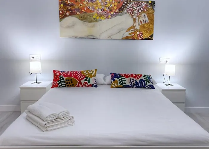 Urban flat reformado con escritorio trabajo y wifi